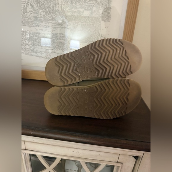 UGG Australia Women's Classic Short Shearling Leather Winter Boots Sand Size 7 - Picture 6 of 8